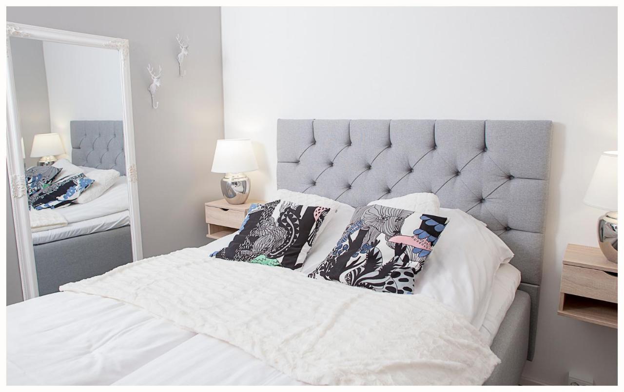Crystal Arctic Suites Rovaniemi Extérieur photo A bed with a headboard